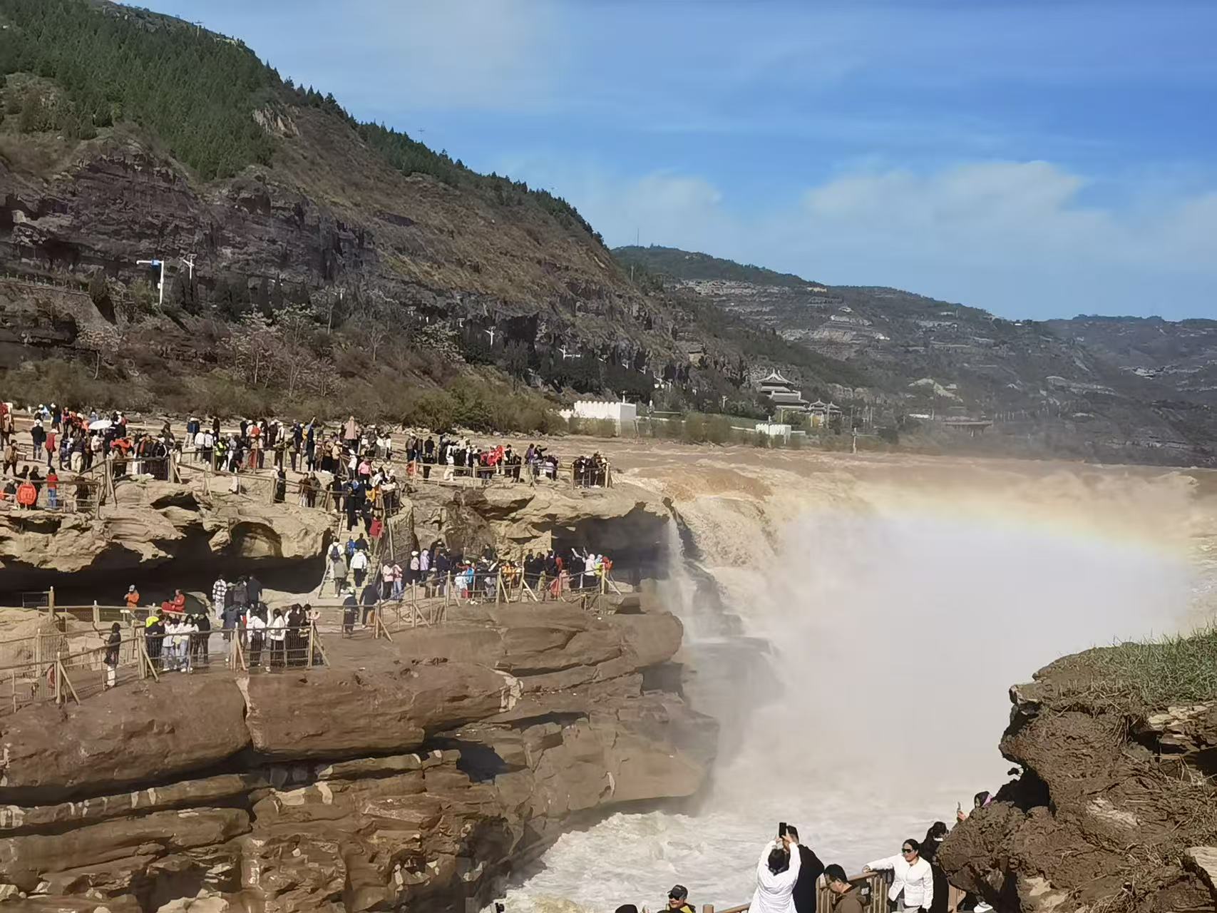 壶口瀑布水雾中的彩虹