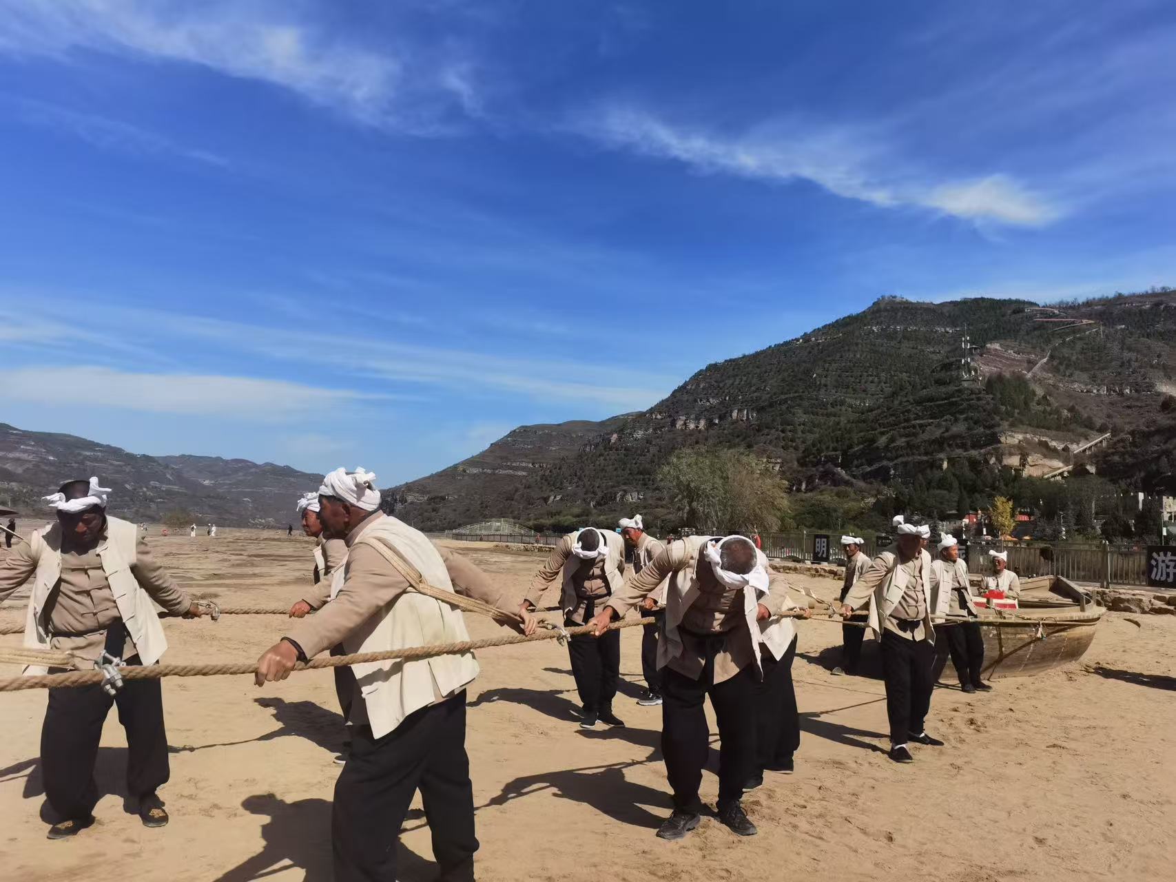 壶口瀑布旱地行船民俗表演